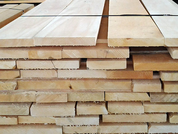 Tavole in legno per edilizia in magazzino