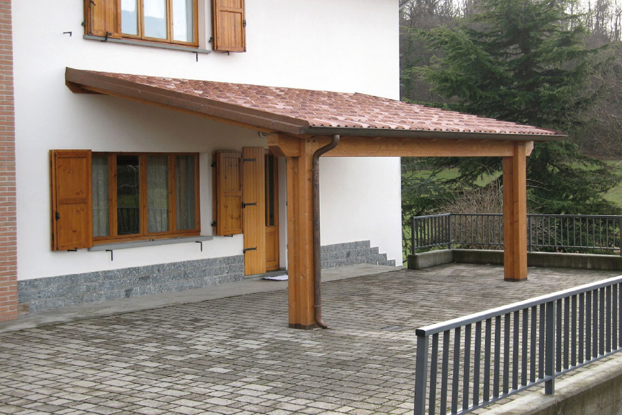 Porticato in legno e piscina realizzati su misura